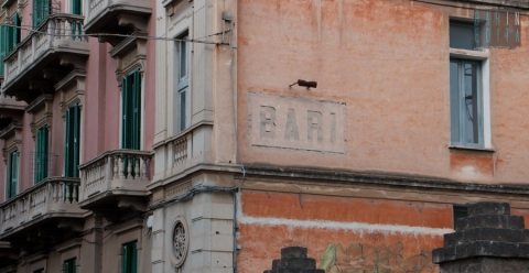 Una barca, un fiume, un forte, un condottiero: qual � la vera origine del nome "Bari"?